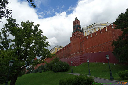 Кремлёвская стена - оружейная башня Московского Кремля