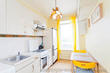 Светлая кухня, оформленная с использованием акцентов жёлтого цвета