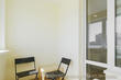 Балкон: журнальный столик и 2 стула со спинками